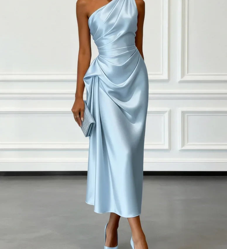 Caille - ärmelloses Satin-Midikleid in Champagner mit Rüschen, einseitig schulterfrei