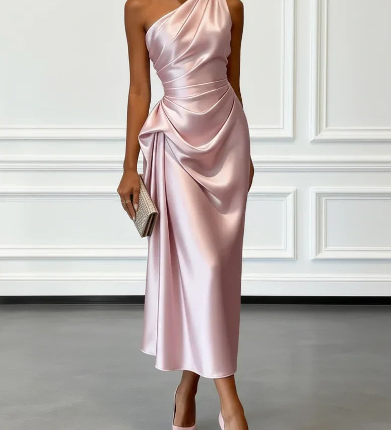 Caille - ärmelloses Satin-Midikleid in Champagner mit Rüschen, einseitig schulterfrei
