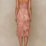 Rose - figurbetontes Midikleid in Rosé mit Blumenmuster, Raffung und Rüschensaum