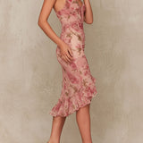 Rose - figurbetontes Midikleid in Rosé mit Blumenmuster, Raffung und Rüschensaum