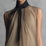 Beatrice - leichtes ärmelloses Chiffonkleid in Khaki und Braun