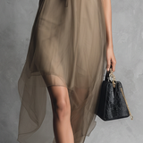 Beatrice - leichtes ärmelloses Chiffonkleid in Khaki und Braun
