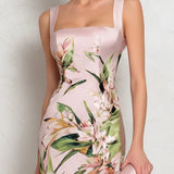 Amber - rosa Satin-Midikleid mit Blumenmuster und eckigem Ausschnitt