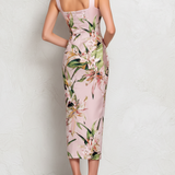 Amber - rosa Satin-Midikleid mit Blumenmuster und eckigem Ausschnitt