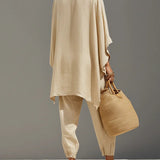 Caroline - Set aus asymmetrischem Top und Jogger-Hose in Khaki
