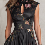 Rosie - schwarzes plissiertes Satin-Midikleid mit Blumenmuster und Keyhole-Kragen