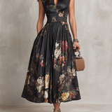 Rosie - schwarzes plissiertes Satin-Midikleid mit Blumenmuster und Keyhole-Kragen