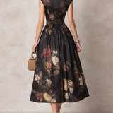 Rosie - schwarzes plissiertes Satin-Midikleid mit Blumenmuster und Keyhole-Kragen