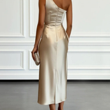 Caille - ärmelloses Satin-Midikleid in Champagner mit Rüschen, einseitig schulterfrei